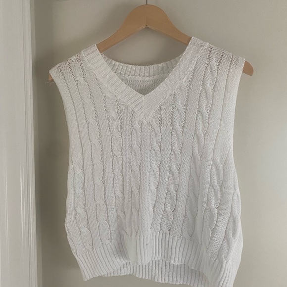 Light white knitted sweater vest - Picture 2 of 4